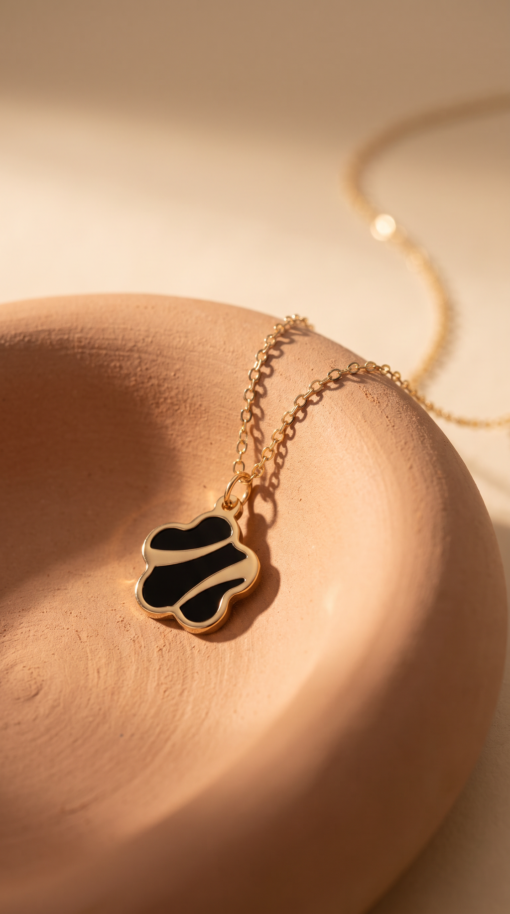 18K Yellow Gold Onyx Pendant Necklace