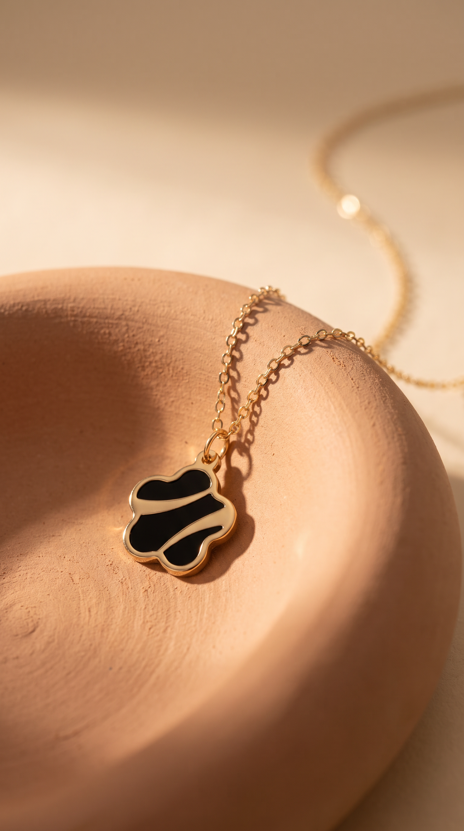 18K Yellow Gold Onyx Pendant Necklace