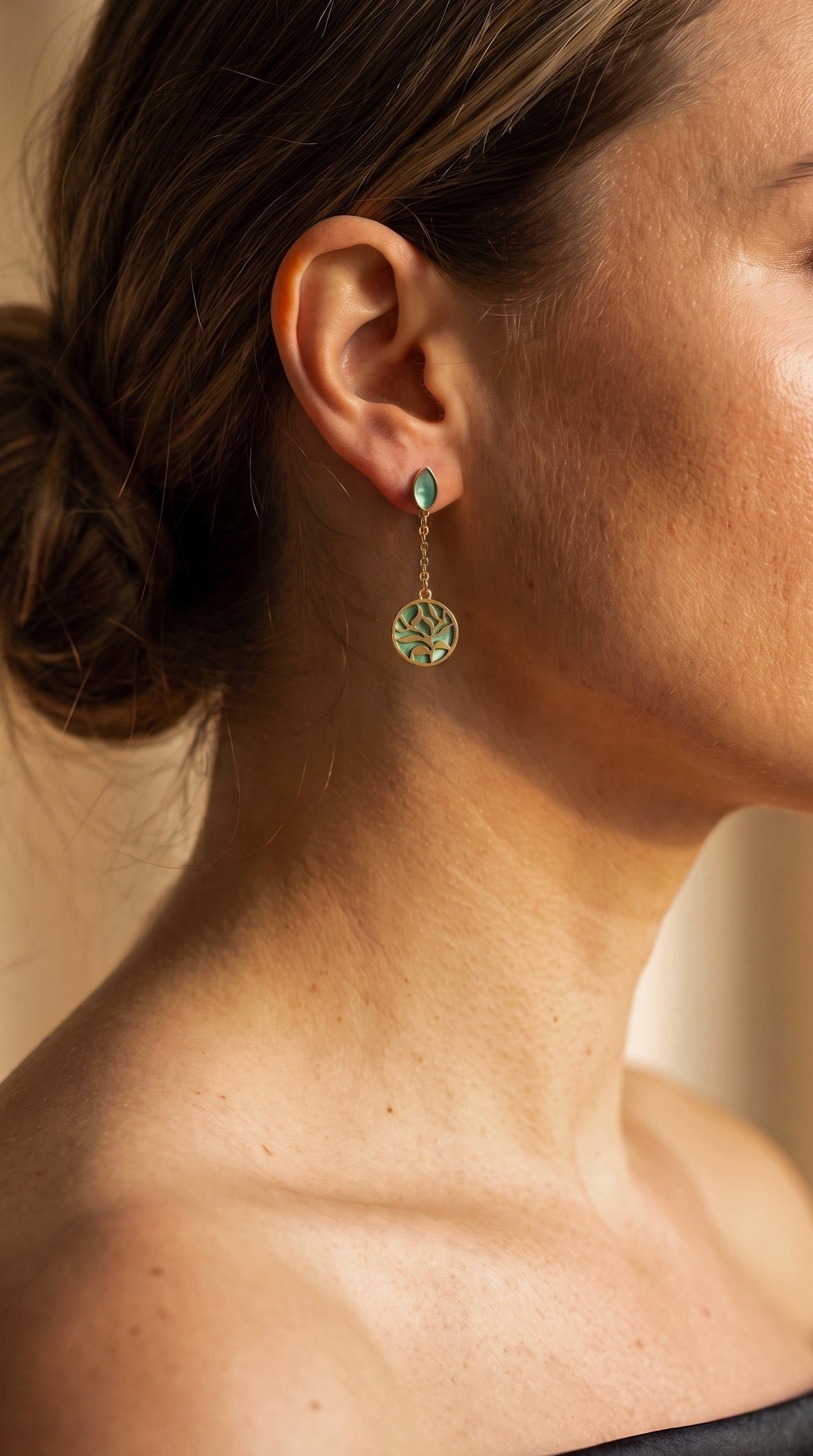 18K Yellow Gold Mother Of Pearl Dangle Earring