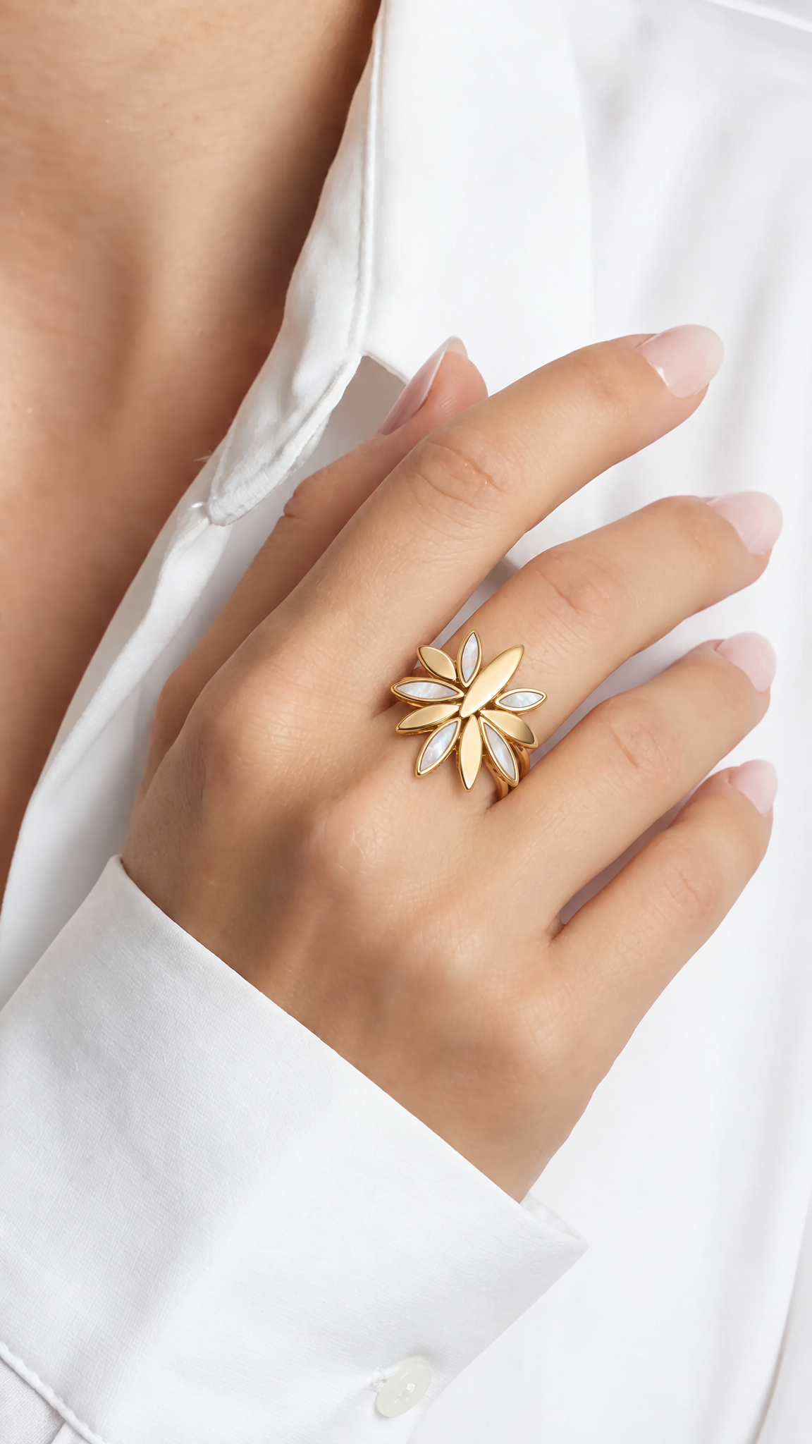18K Yellow Gold Mother of Pearl Ring