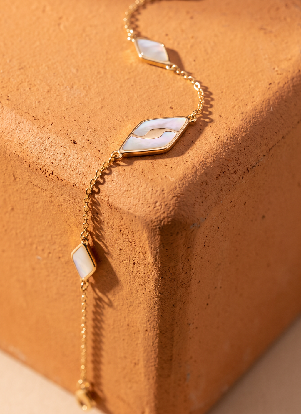 18K Yellow Gold Mother Of Pearl Chain Bracelet