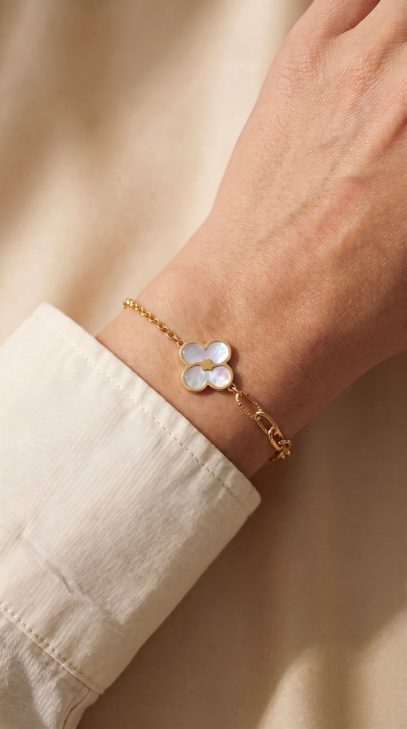18K Yellow Gold Mother Of Pearl Clover Chain Bracelet