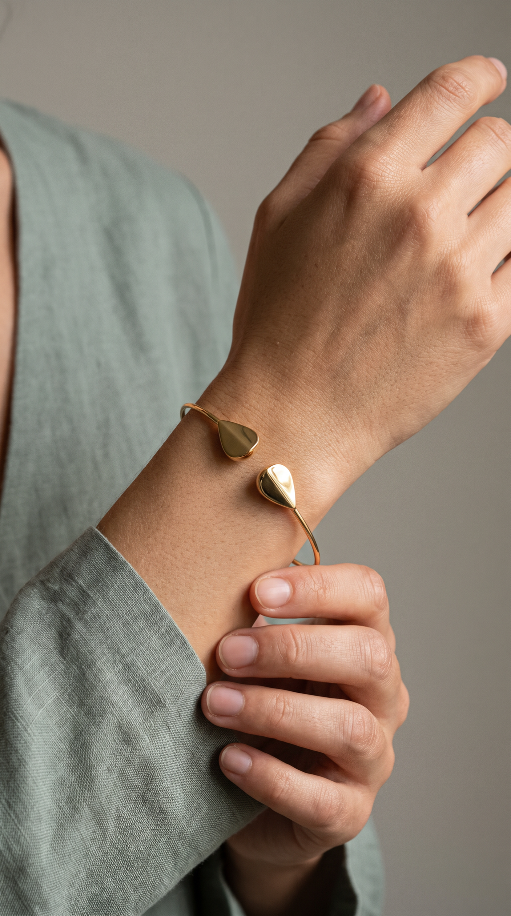 18K Yellow Gold Teardrop Cuff Bracelet