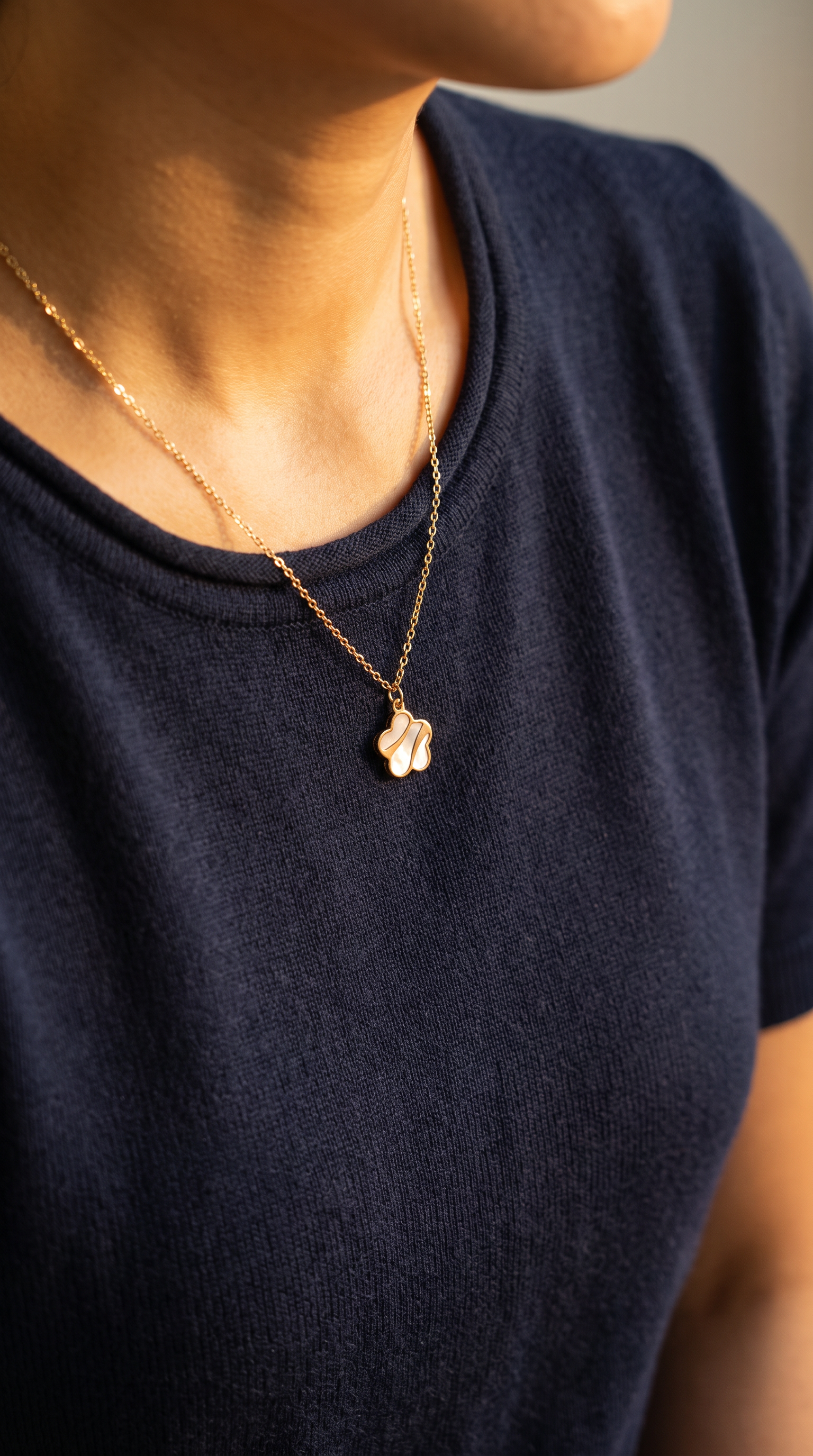 18K Yellow Gold Mother Of Pearl Flower Necklace
