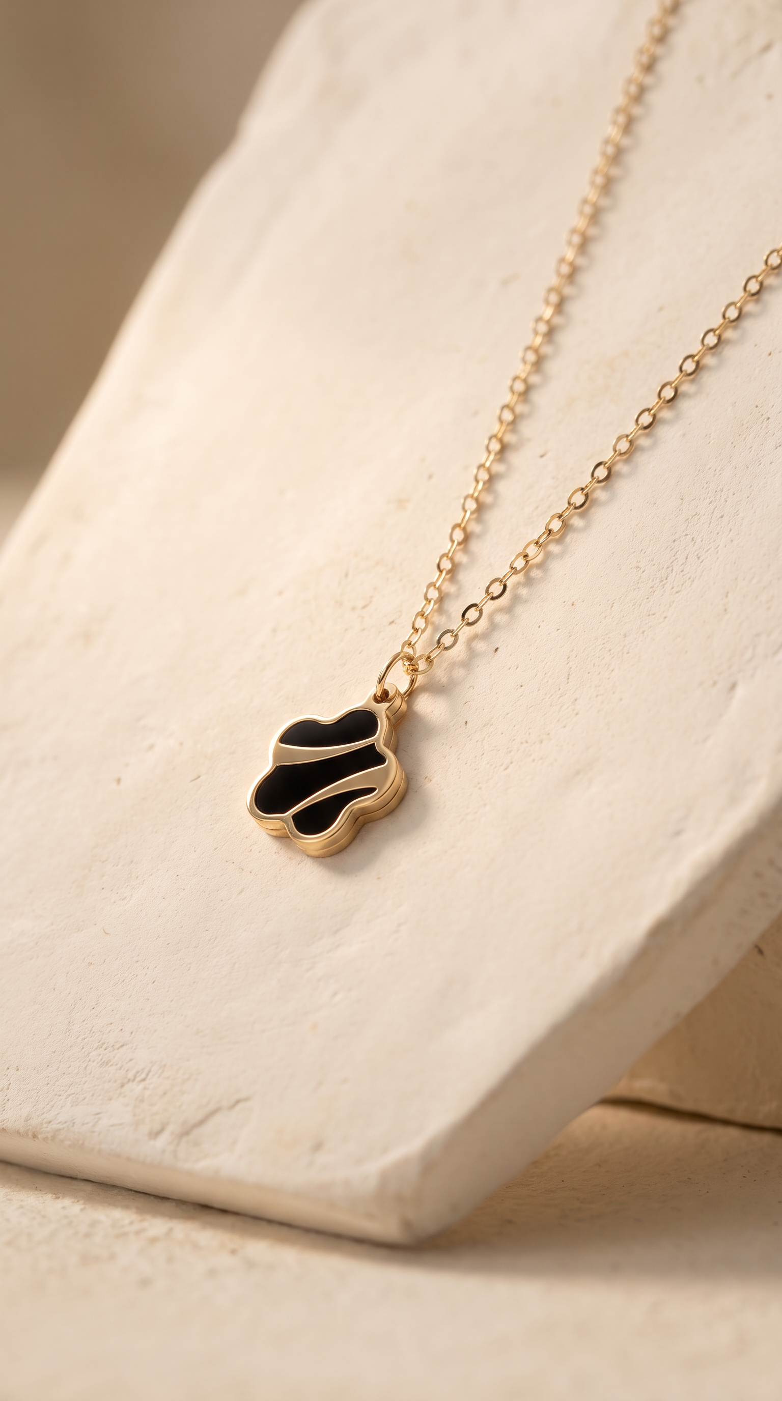 18K Yellow Gold Onyx Pendant Necklace