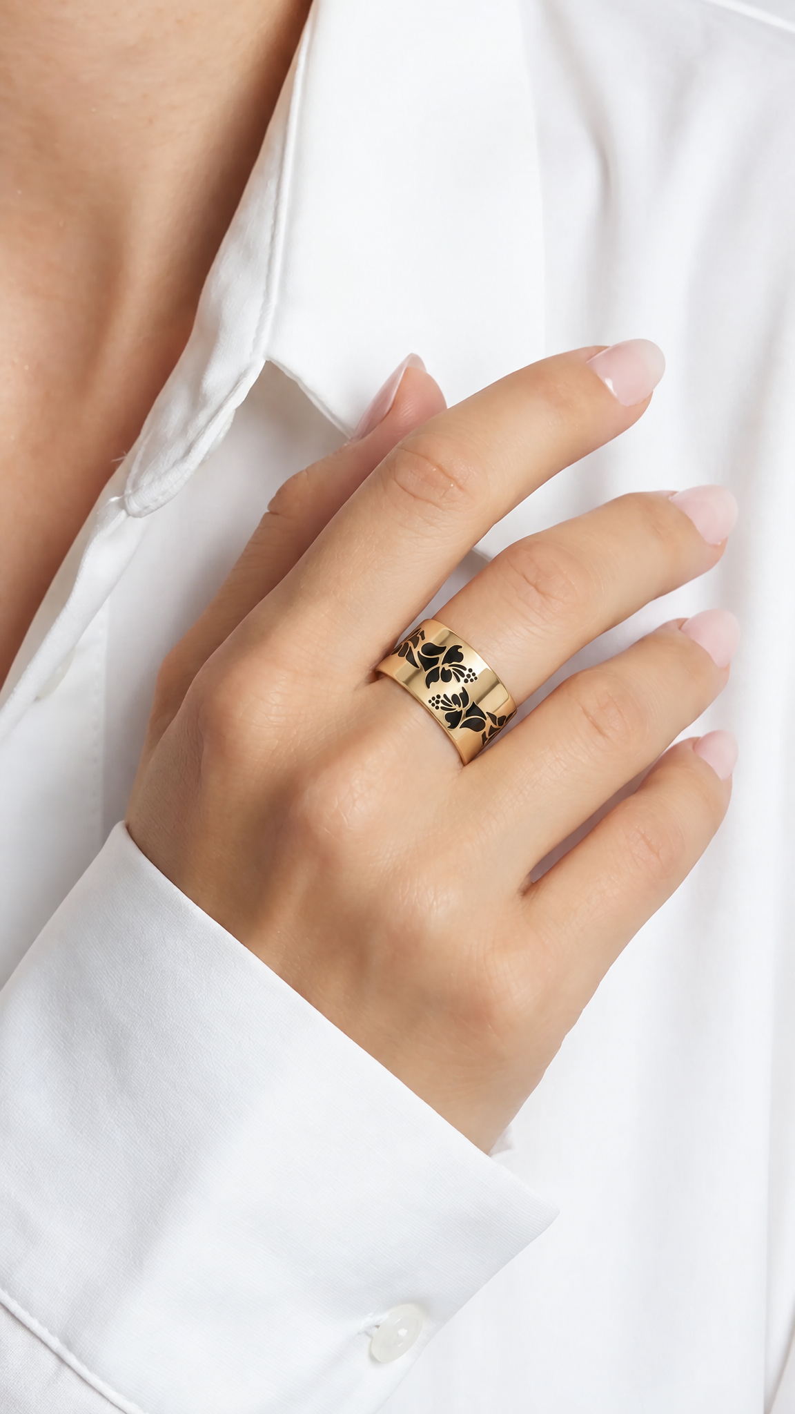 18K Yellow Gold Black Enamel Lily Flower Ring