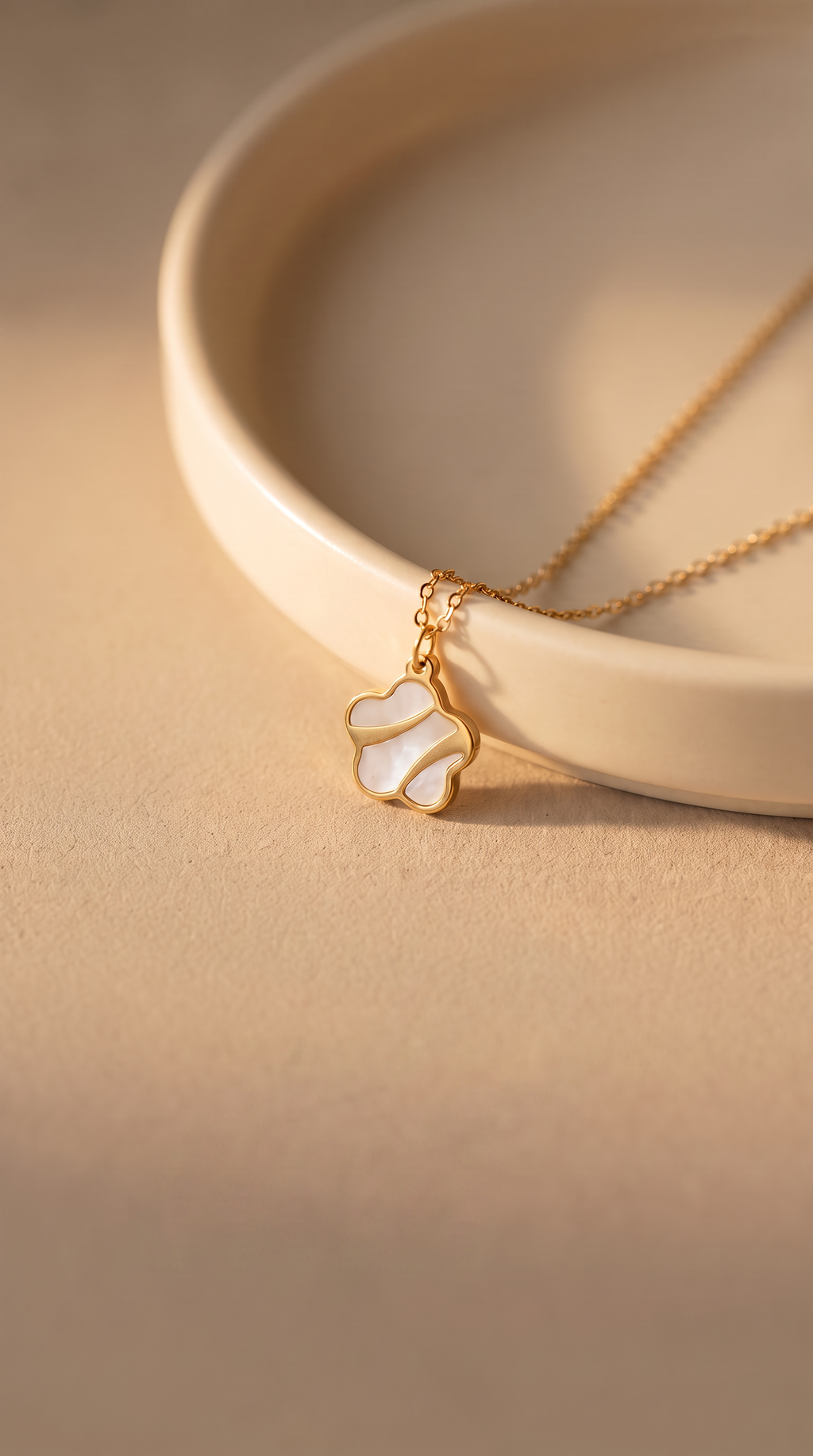 18K Yellow Gold Mother Of Pearl Flower Necklace