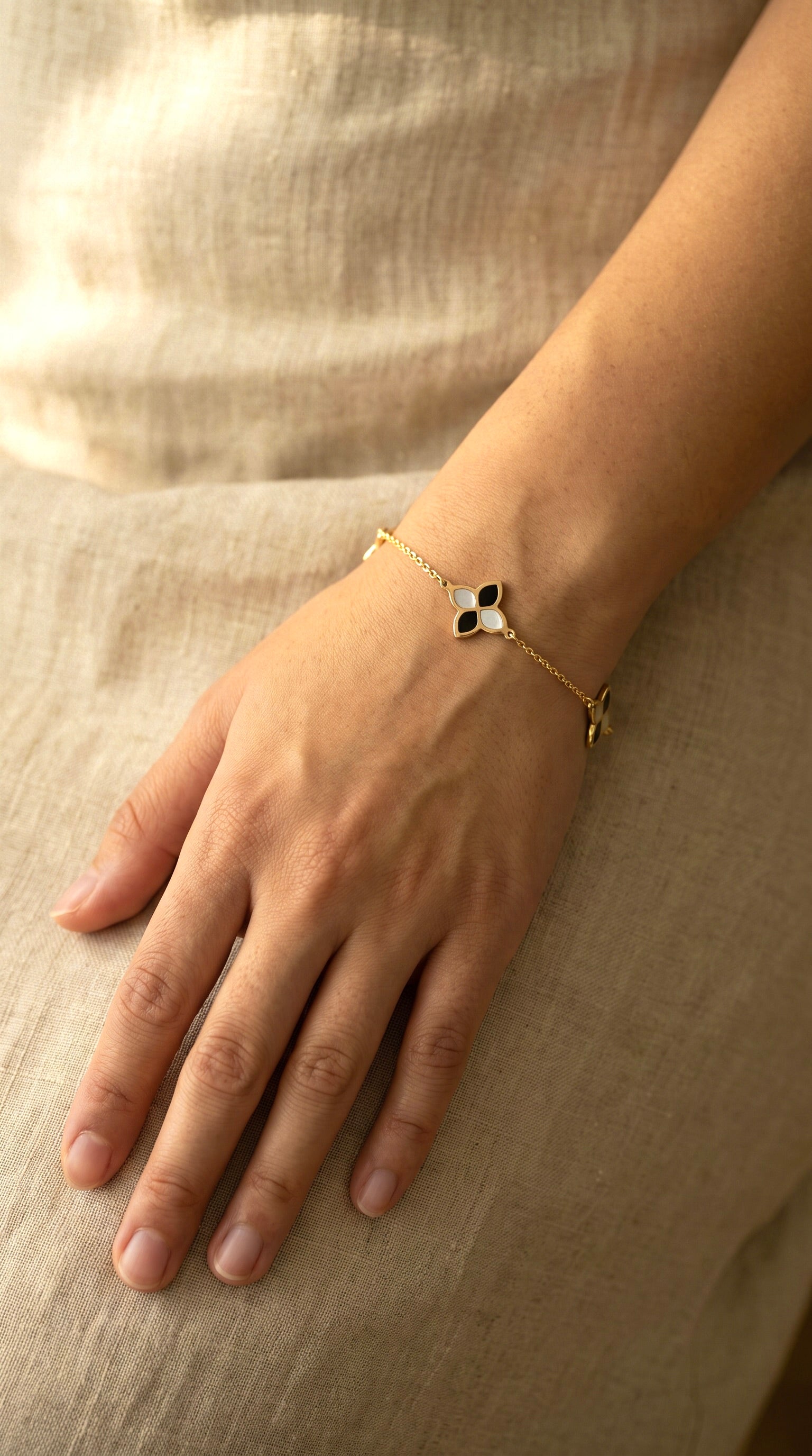 18K Yellow Gold Mother Of Pearl Onyx Chain Bracelet