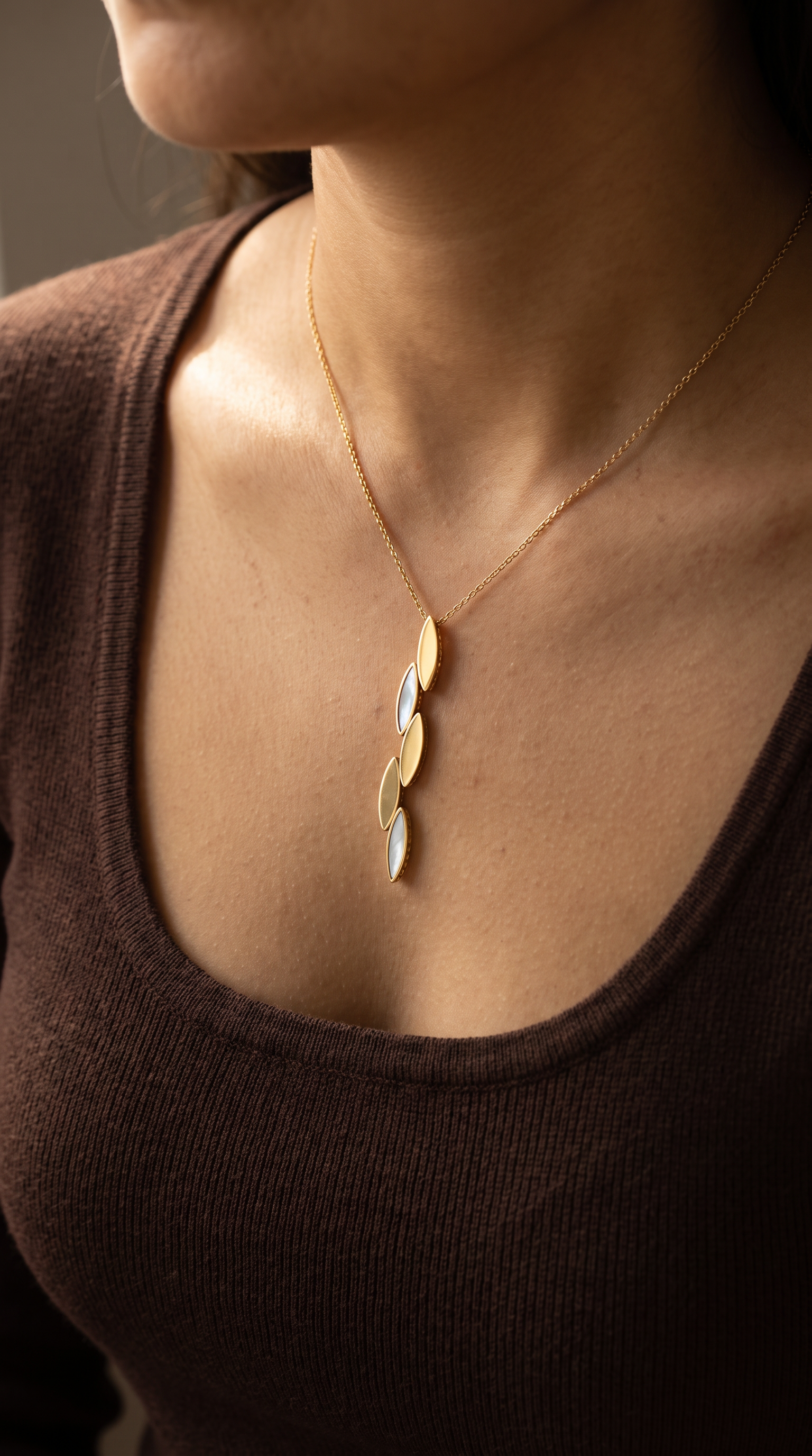 18K Yellow Gold Mother Of Pearl Dangle Chain Necklace