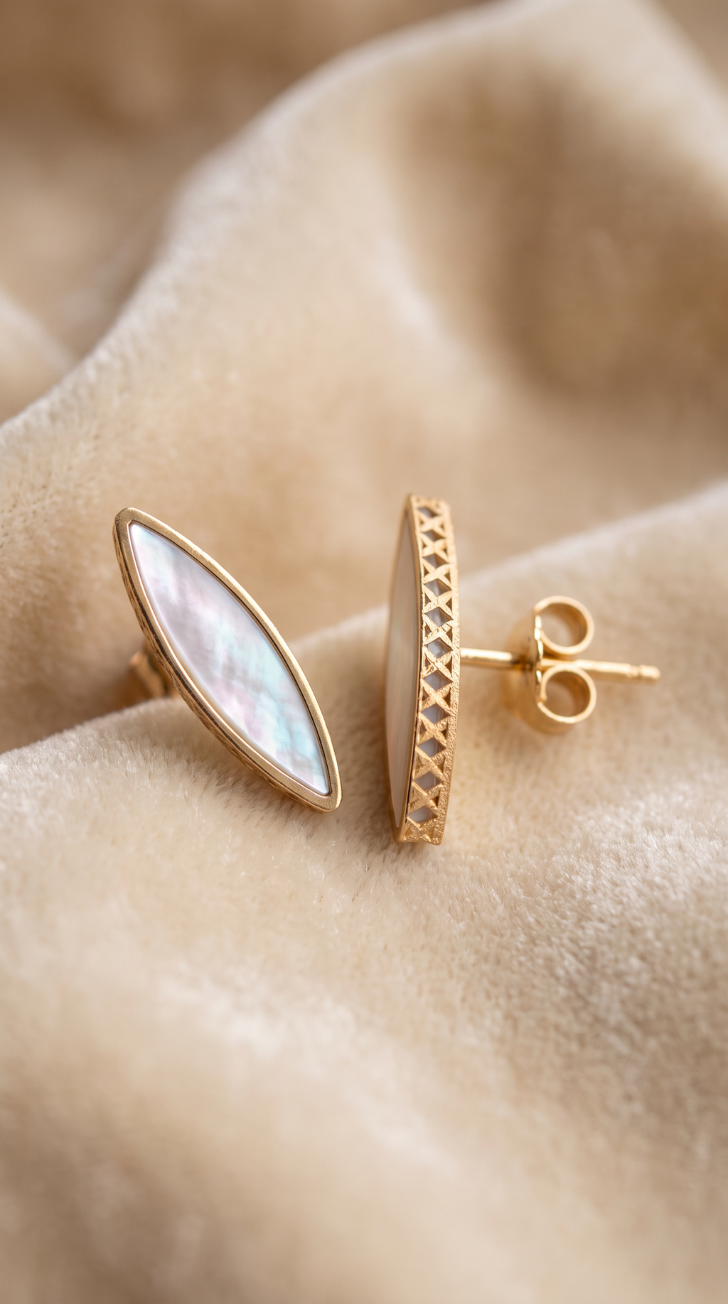 18K Yellow Gold Mother Of Pearl Stud Earring