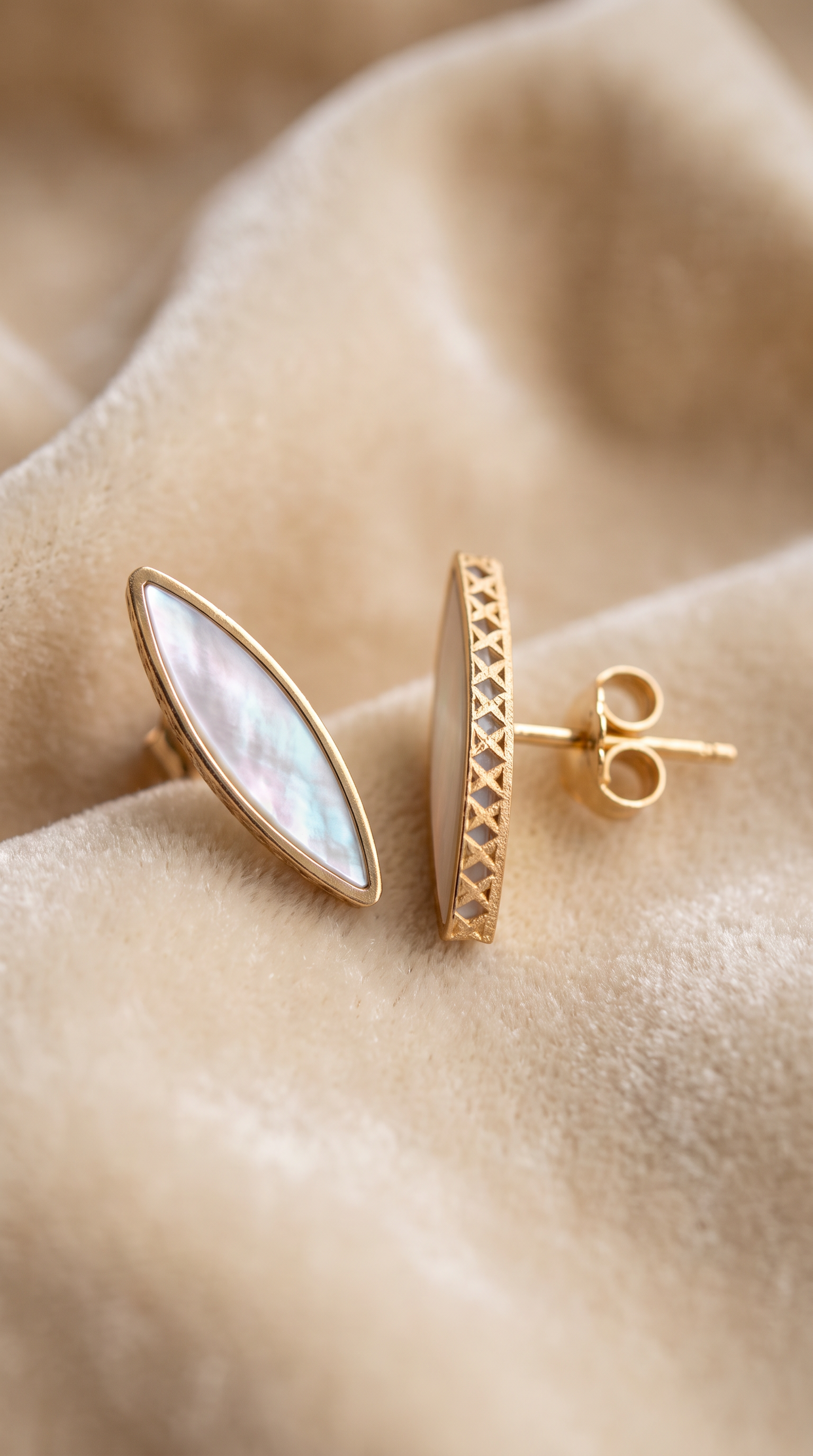 18K Yellow Gold Mother Of Pearl Stud Earring