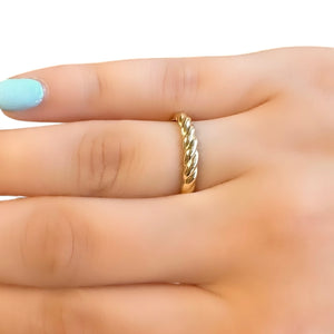 18K Gold Charm Ring Size 7.5