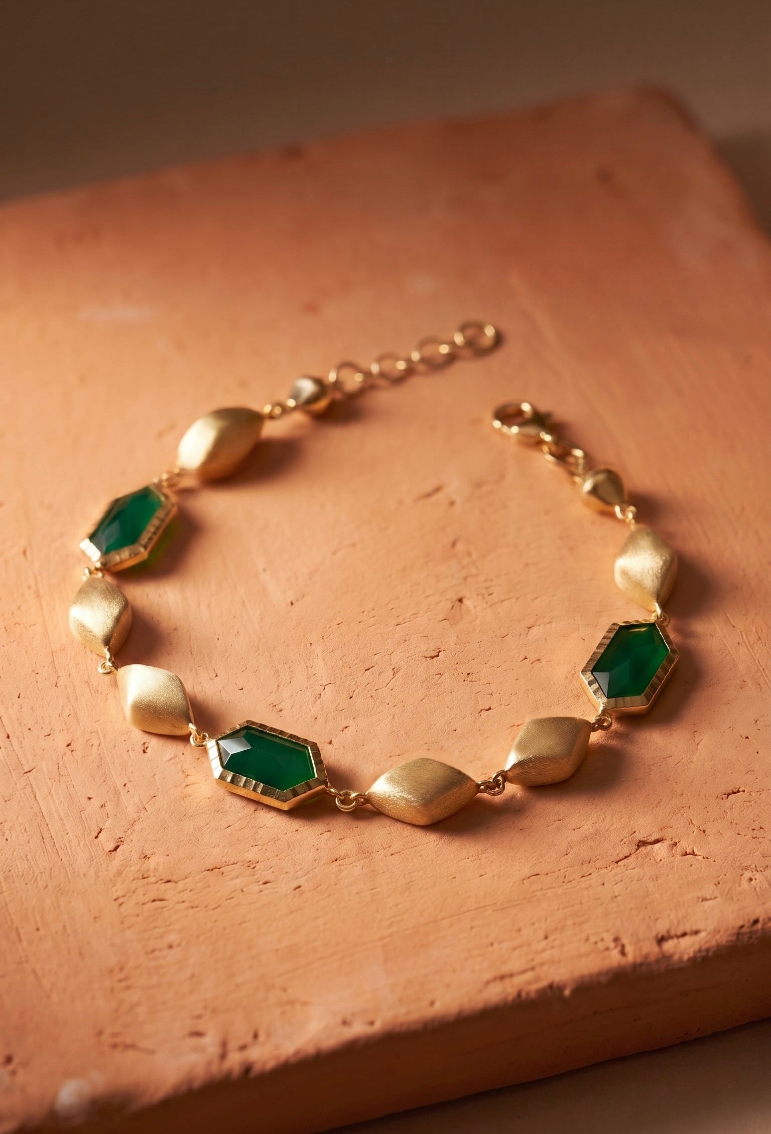18K Yellow Gold Green Quartz Motif Bracelet