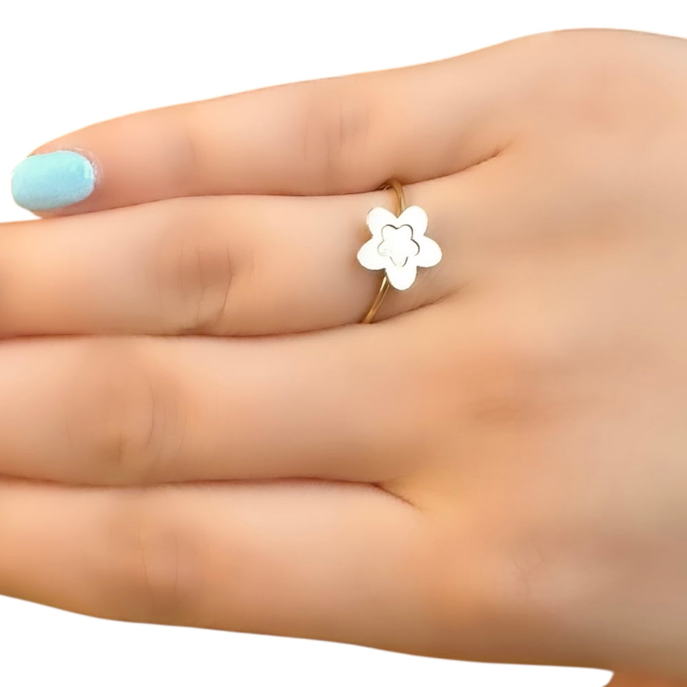 18K Gold Flower Charm Ring Size 7.5