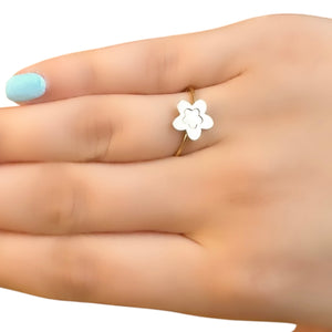 18K Gold Flower Charm Ring Size 7.5