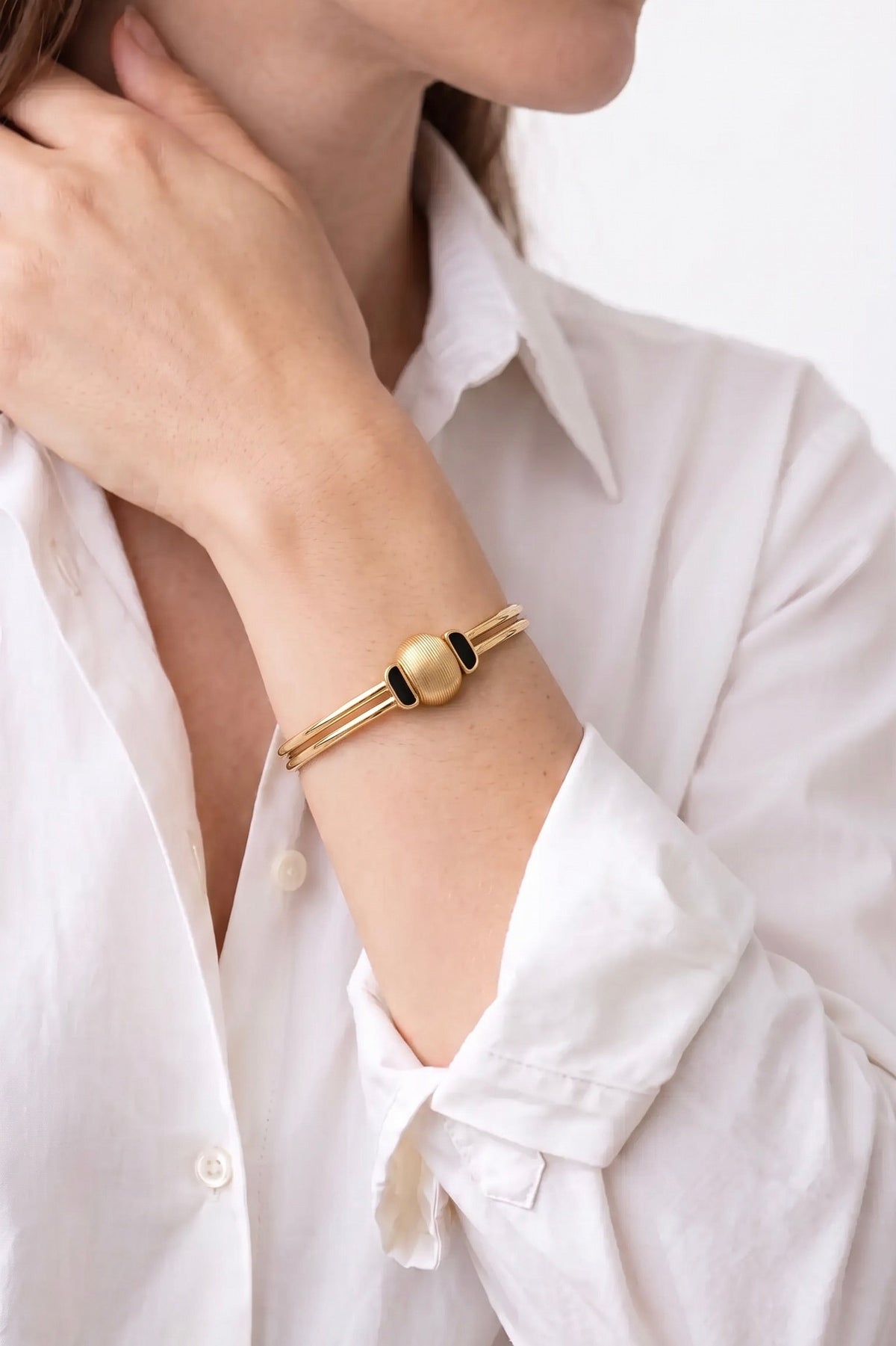 18K Yellow Gold Onyx Bangle Bracelet