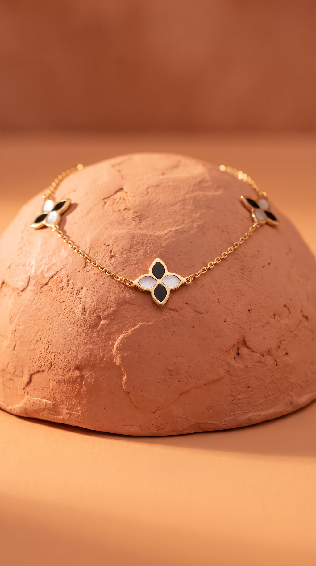 18K Yellow Gold Mother Of Pearl Onyx Chain Bracelet