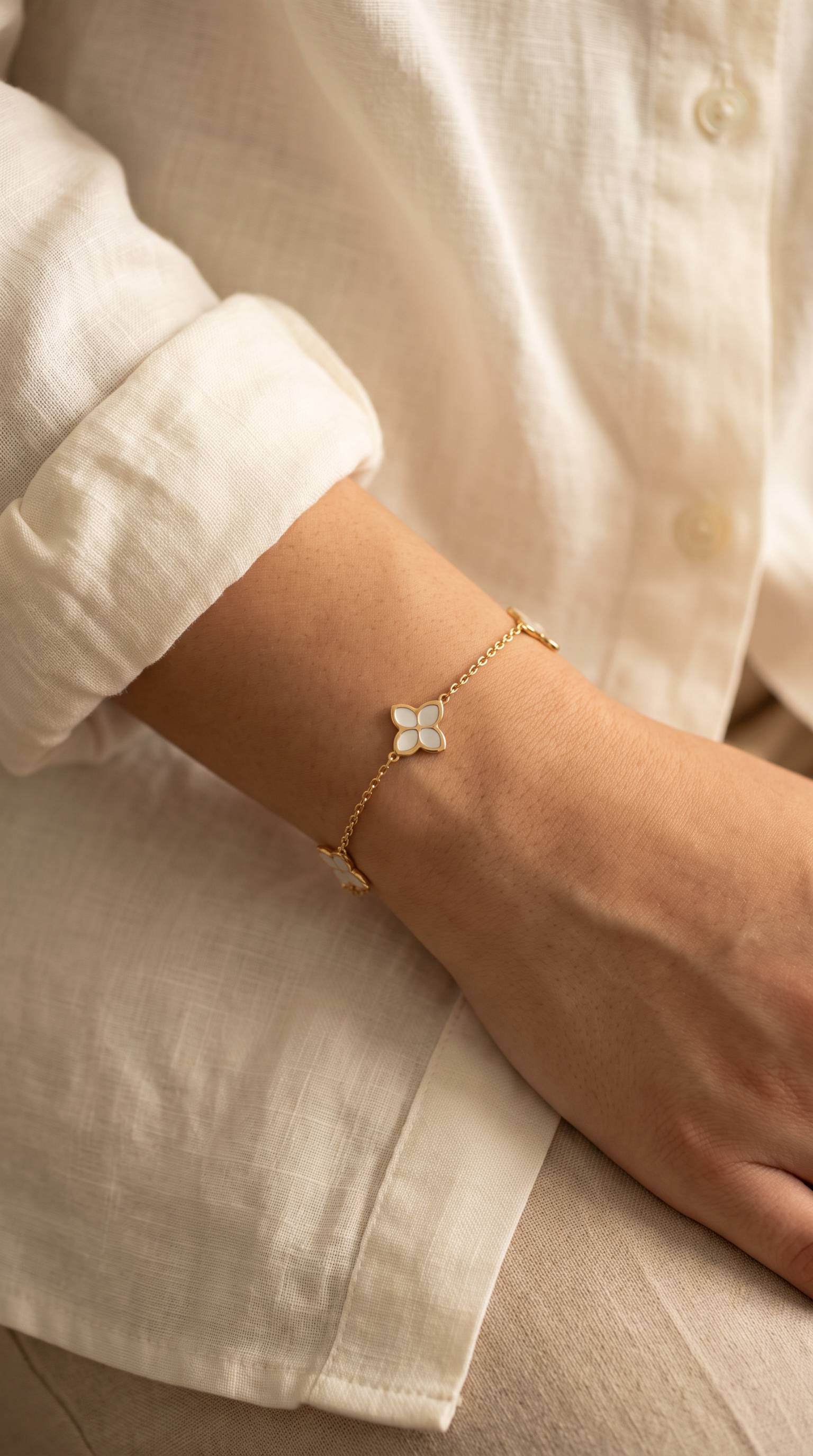 18K Yellow Gold Mother Of Pearl Clover Chain Bracelet