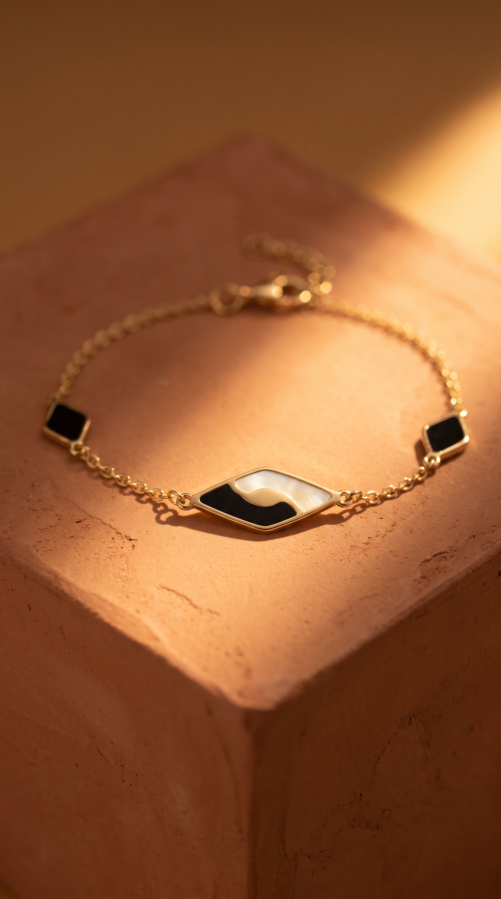 18K Yellow Gold Mother Of Pearl & Onyx Chain Bracelet