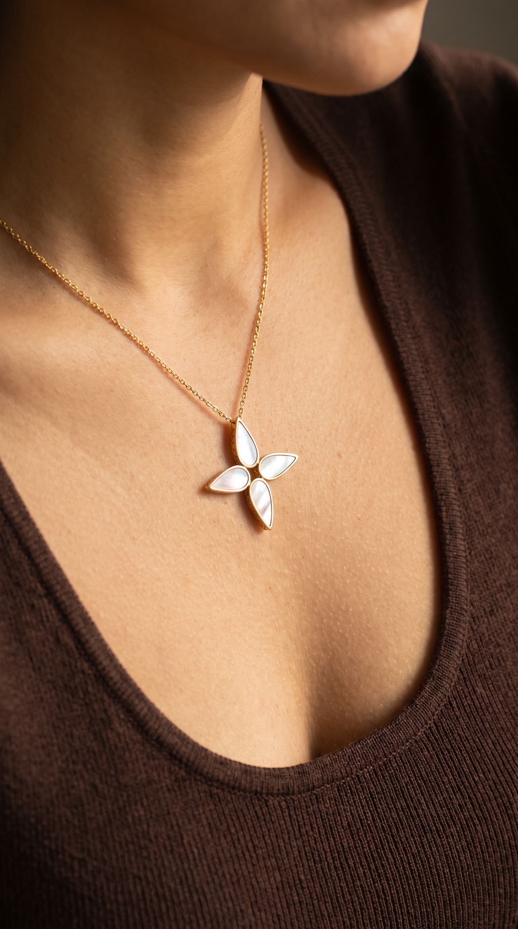 18K Yellow Gold Mother Of Pearl Flower Necklace