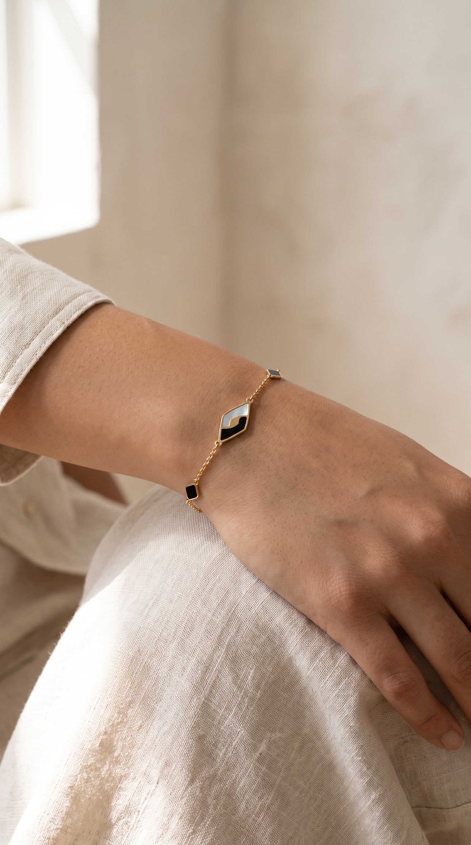 18K Yellow Gold Mother Of Pearl & Onyx Chain Bracelet