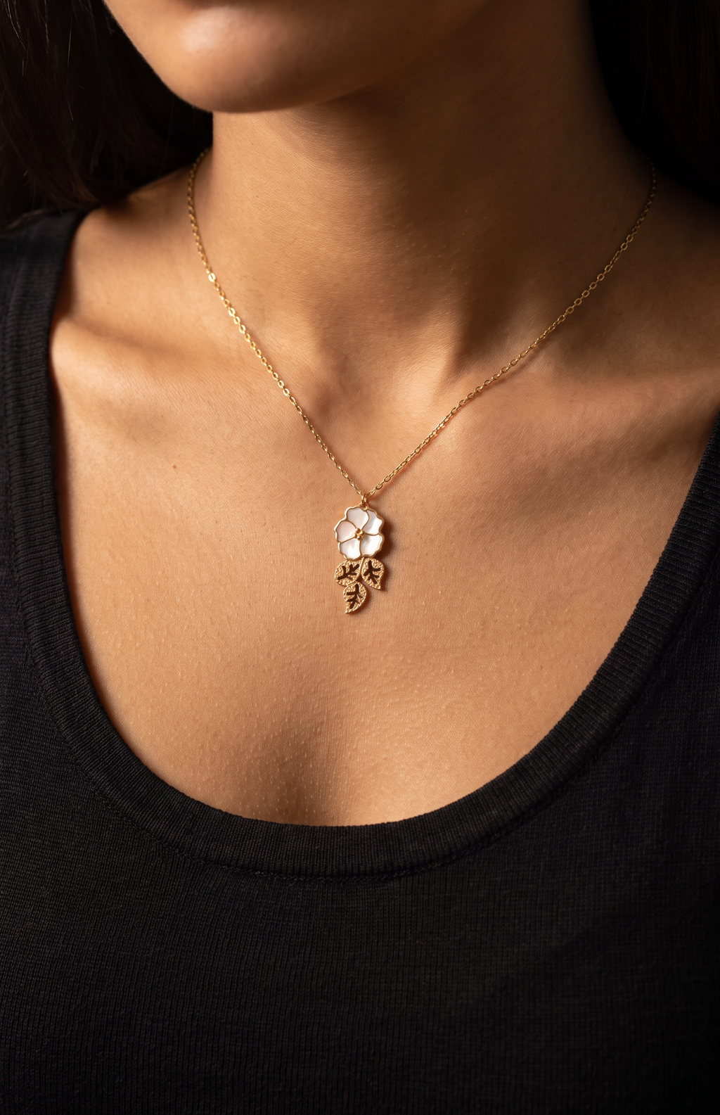 18K Yellow Gold Mother Of Pearl Flower Necklace