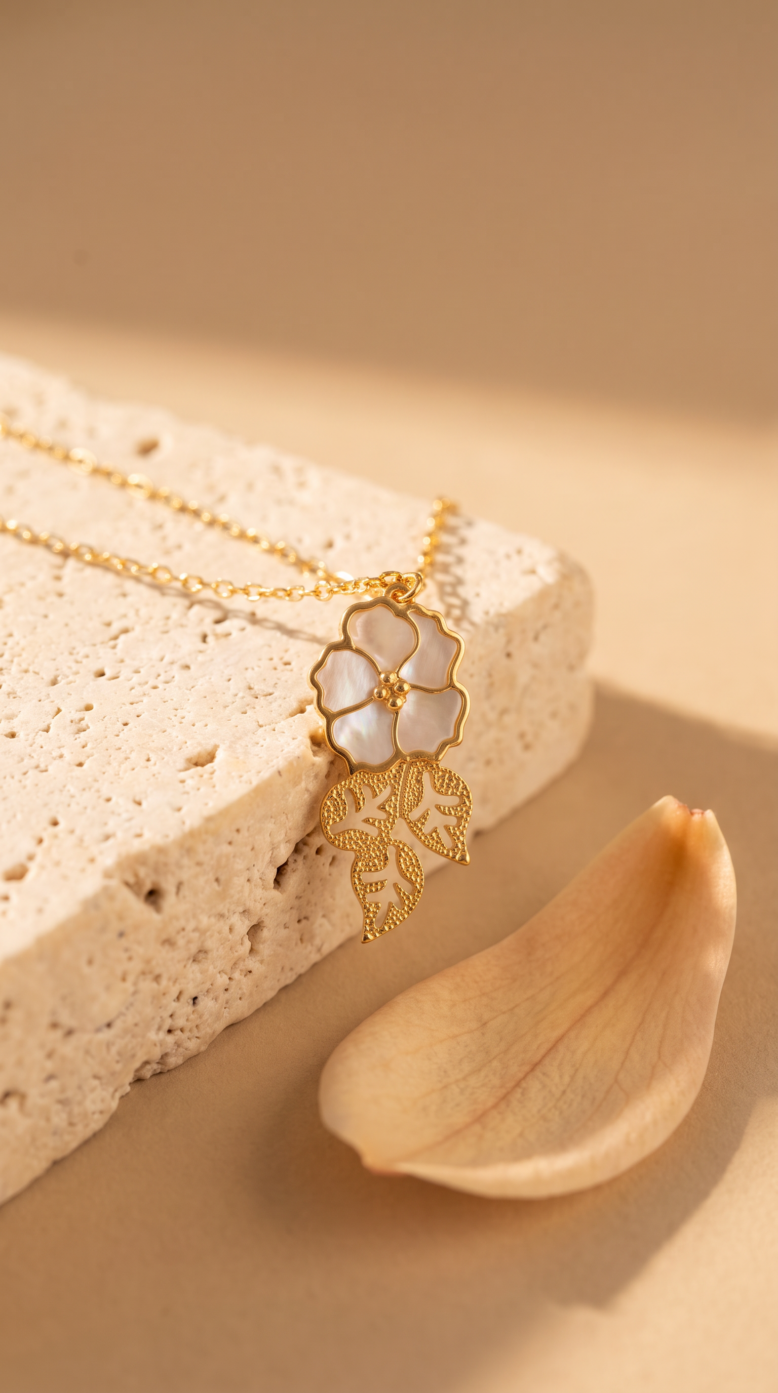 18K Yellow Gold Mother Of Pearl Flower Necklace