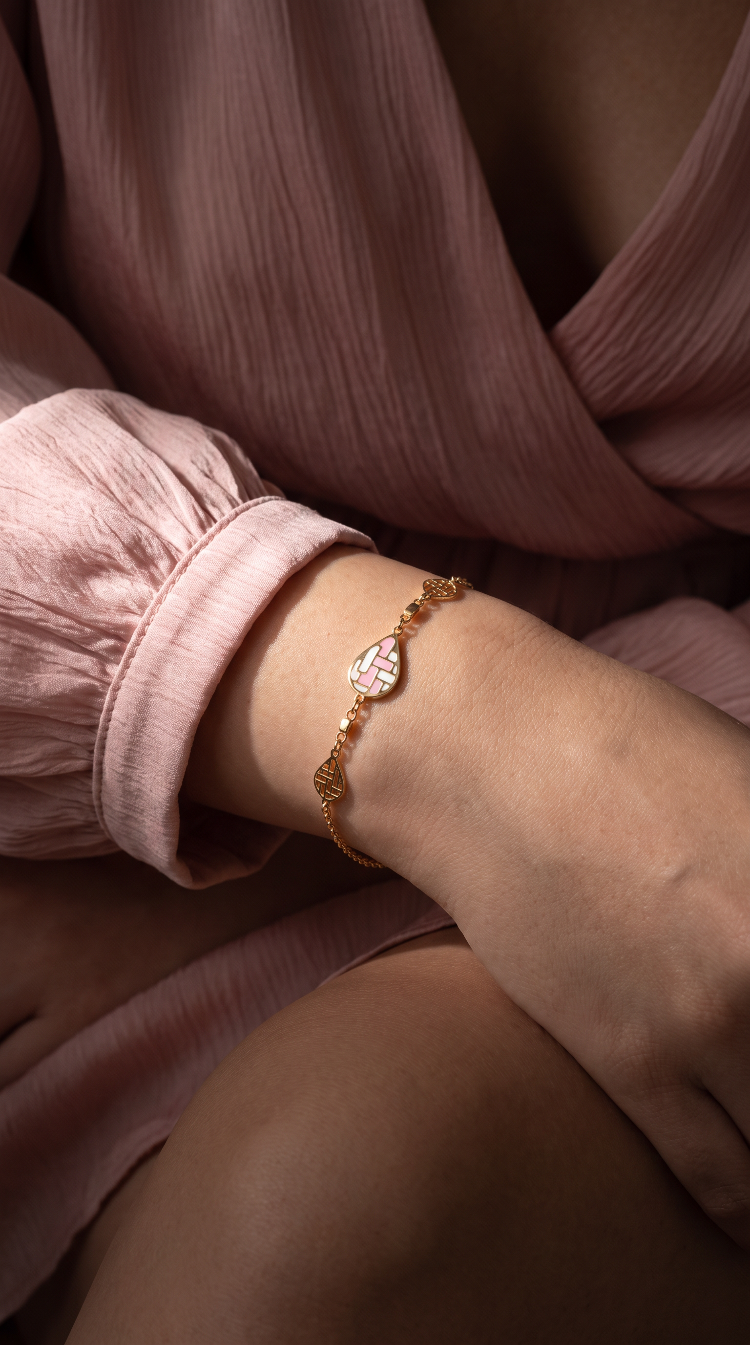 18K Yellow Gold Pink & White Enamel Teardrop Chain Bracelet