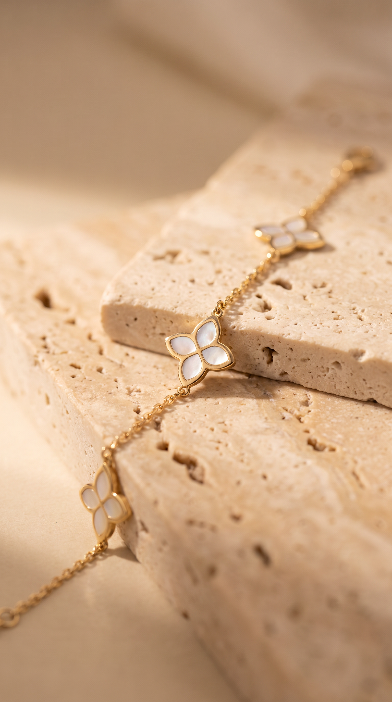 18K Yellow Gold Mother Of Pearl Clover Chain Bracelet